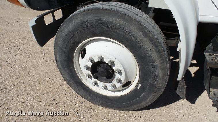 image for item DC5555 2000 International 4900 flatbed truck