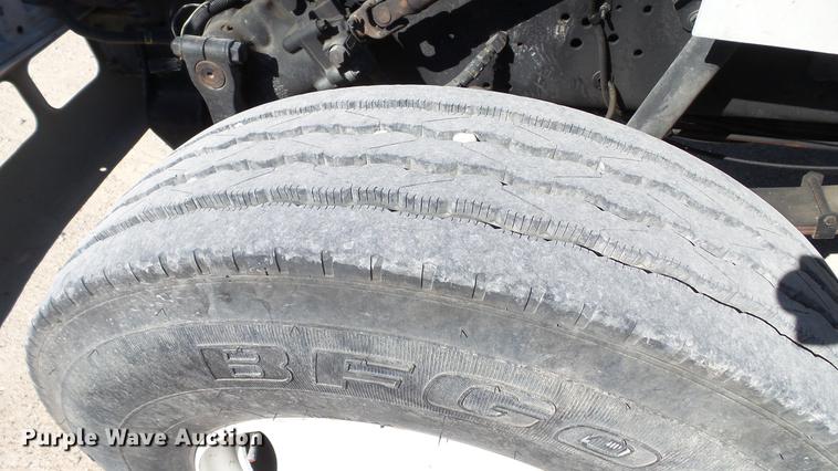 image for item DC5555 2000 International 4900 flatbed truck