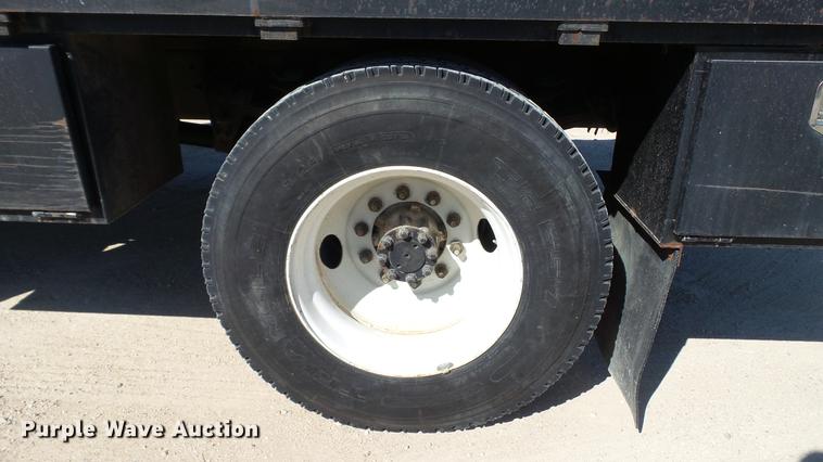 image for item DC5555 2000 International 4900 flatbed truck