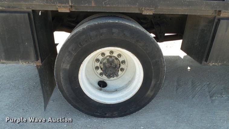 image for item DC5555 2000 International 4900 flatbed truck