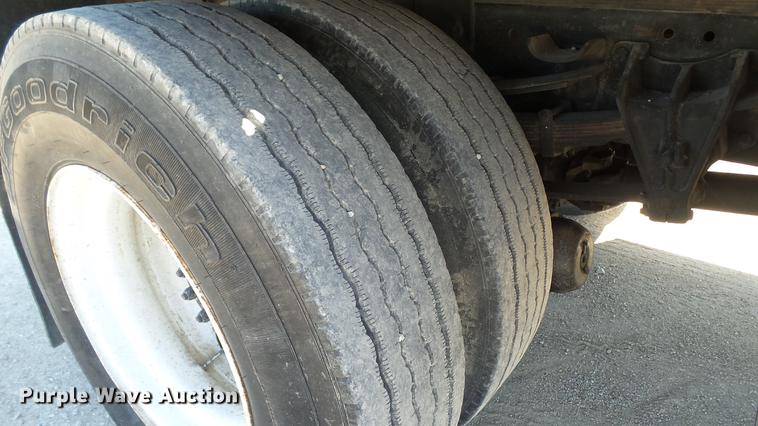 image for item DC5555 2000 International 4900 flatbed truck