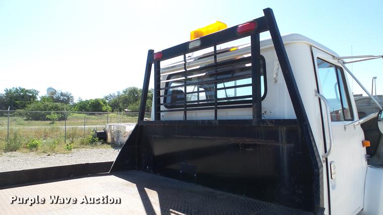 image for item DC5555 2000 International 4900 flatbed truck
