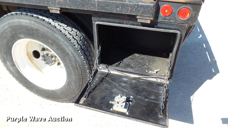 image for item DC5555 2000 International 4900 flatbed truck