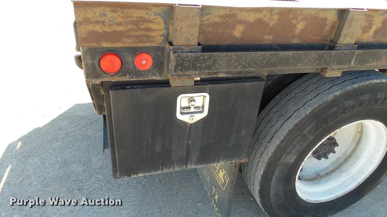 image for item DC5555 2000 International 4900 flatbed truck