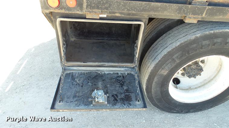 image for item DC5555 2000 International 4900 flatbed truck