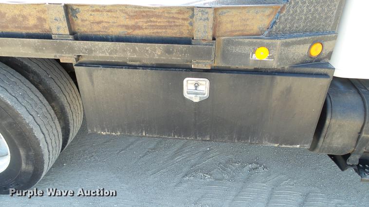 image for item DC5555 2000 International 4900 flatbed truck