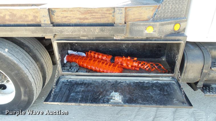 image for item DC5555 2000 International 4900 flatbed truck