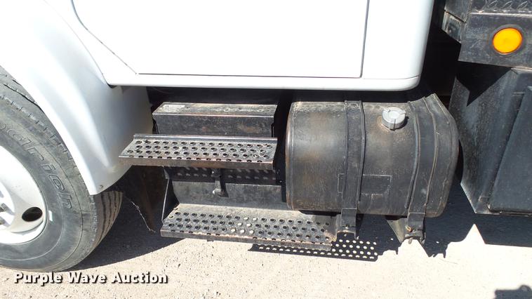 image for item DC5555 2000 International 4900 flatbed truck