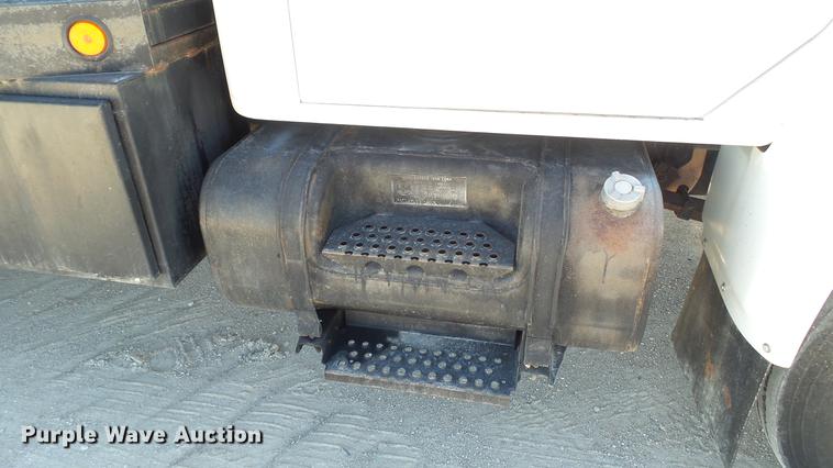 image for item DC5555 2000 International 4900 flatbed truck