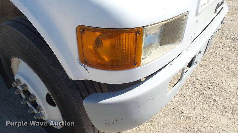 image for item DC5555 2000 International 4900 flatbed truck