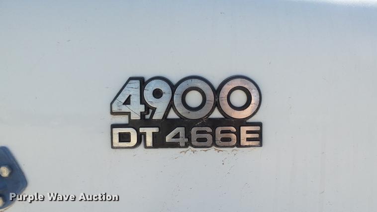 image for item DC5555 2000 International 4900 flatbed truck