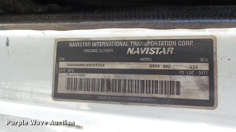 image for item DC5555 2000 International 4900 flatbed truck