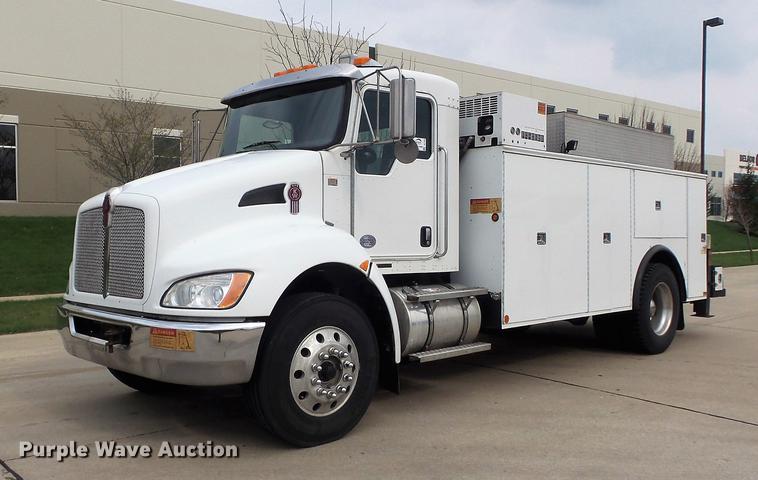 image for item DC7336 2010 Kenworth T370 service truck with crane