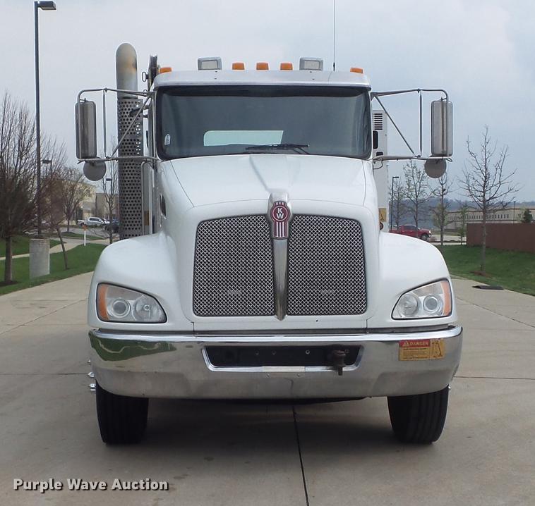 image for item DC7336 2010 Kenworth T370 service truck with crane