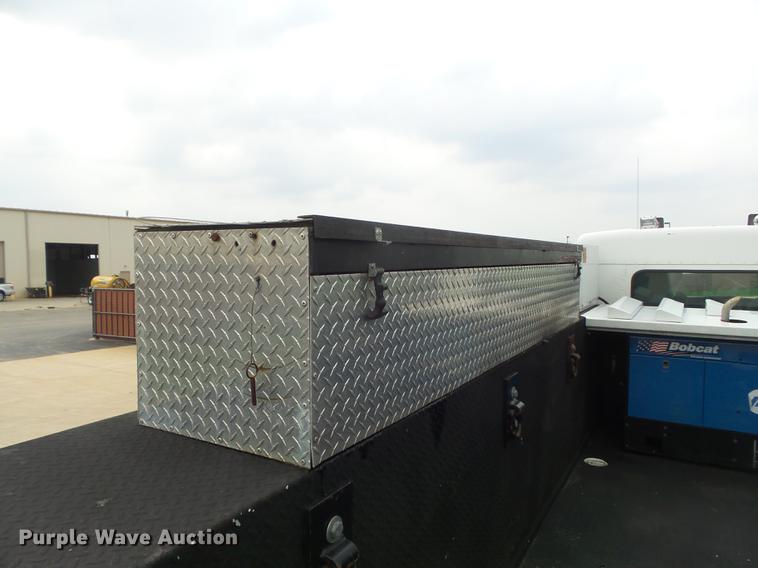 image for item DC7336 2010 Kenworth T370 service truck with crane