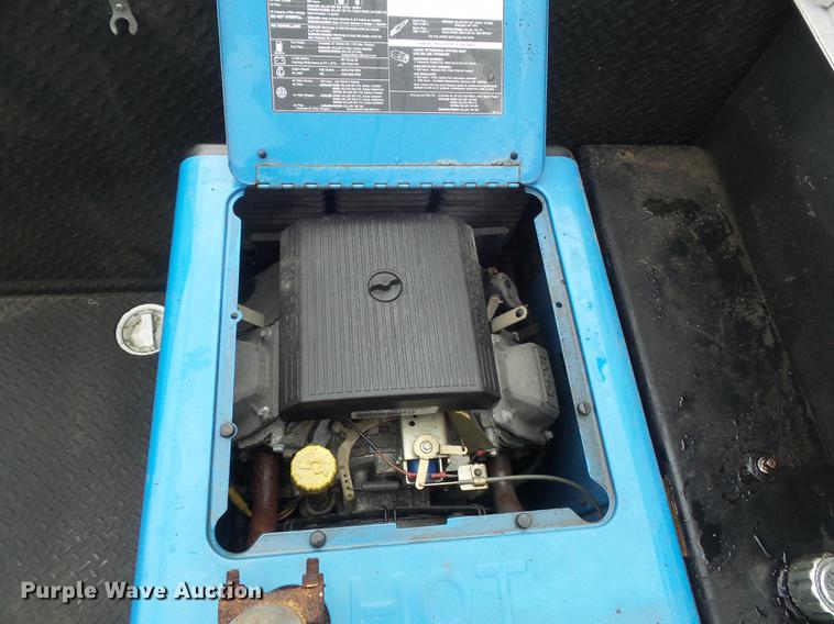 image for item DC7336 2010 Kenworth T370 service truck with crane