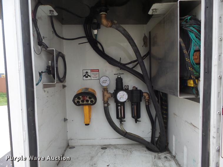 image for item DC7336 2010 Kenworth T370 service truck with crane