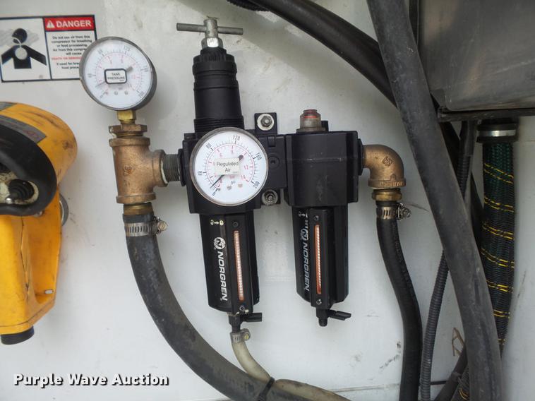 image for item DC7336 2010 Kenworth T370 service truck with crane