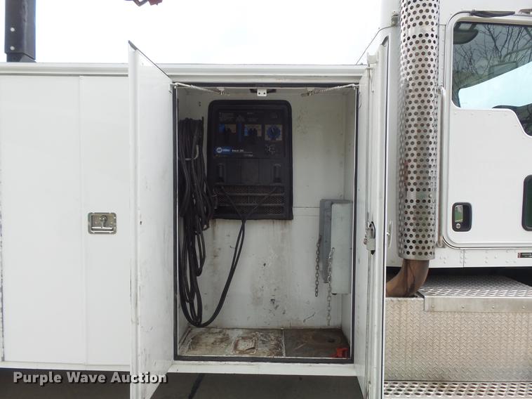 image for item DC7336 2010 Kenworth T370 service truck with crane