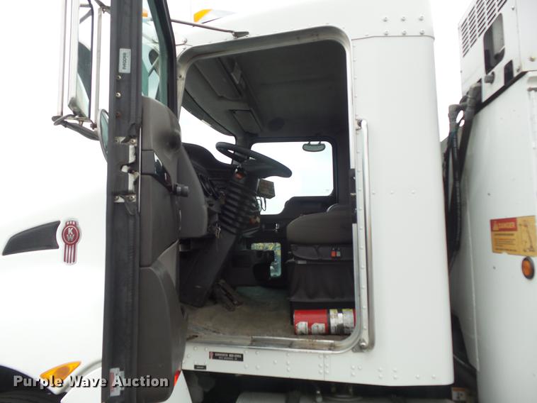 image for item DC7336 2010 Kenworth T370 service truck with crane