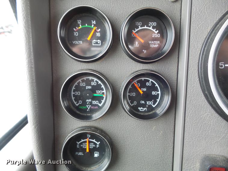 image for item DC7336 2010 Kenworth T370 service truck with crane