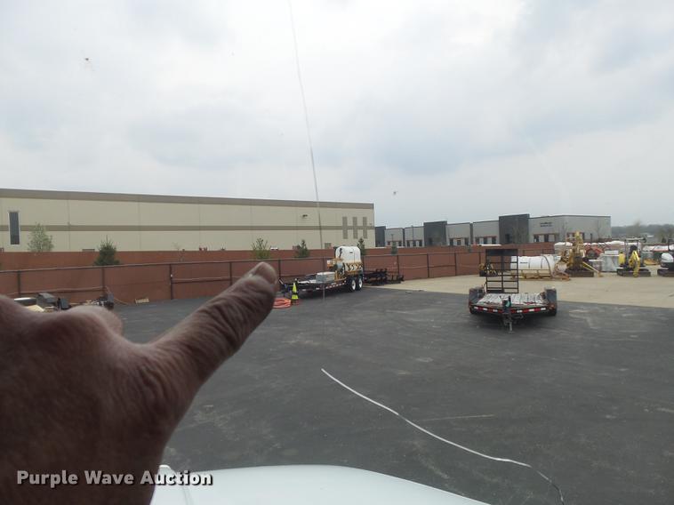 image for item DC7336 2010 Kenworth T370 service truck with crane