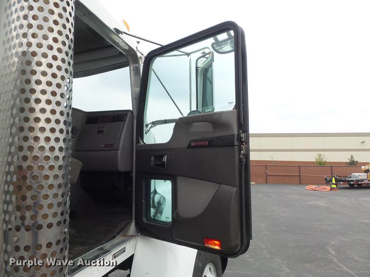 image for item DC7336 2010 Kenworth T370 service truck with crane