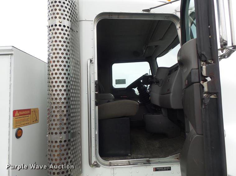 image for item DC7336 2010 Kenworth T370 service truck with crane