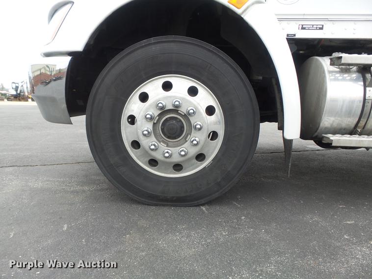 image for item DC7336 2010 Kenworth T370 service truck with crane