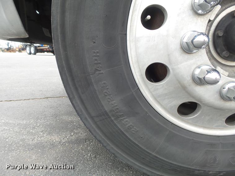 image for item DC7336 2010 Kenworth T370 service truck with crane