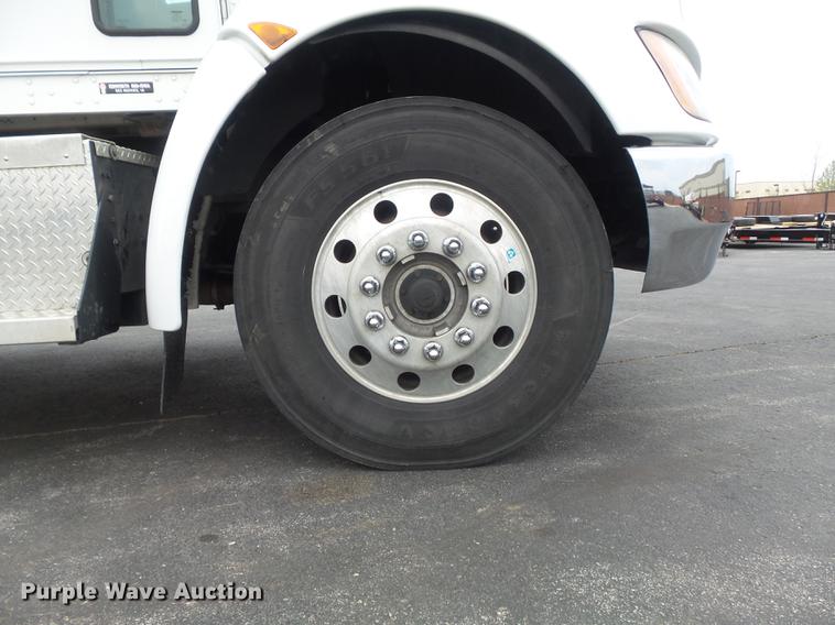 image for item DC7336 2010 Kenworth T370 service truck with crane