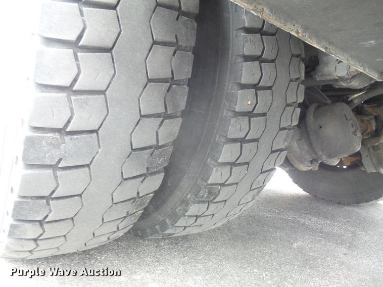 image for item DC7336 2010 Kenworth T370 service truck with crane