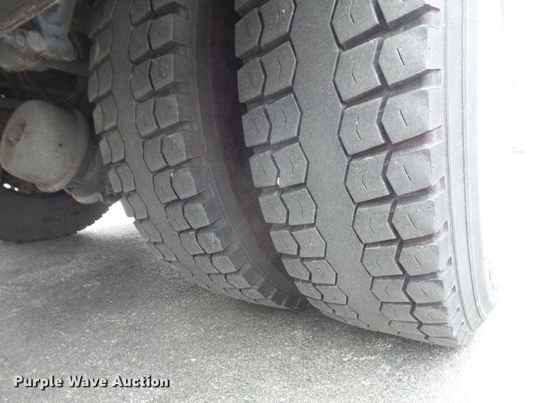 image for item DC7336 2010 Kenworth T370 service truck with crane