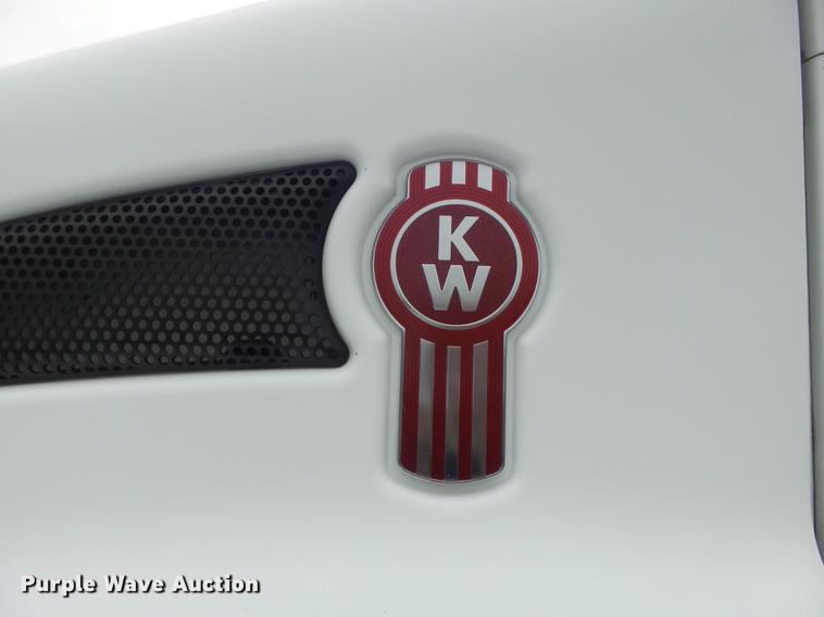 image for item DC7336 2010 Kenworth T370 service truck with crane