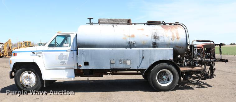 image for item DC7591 1994 Ford F600 oil distribution truck