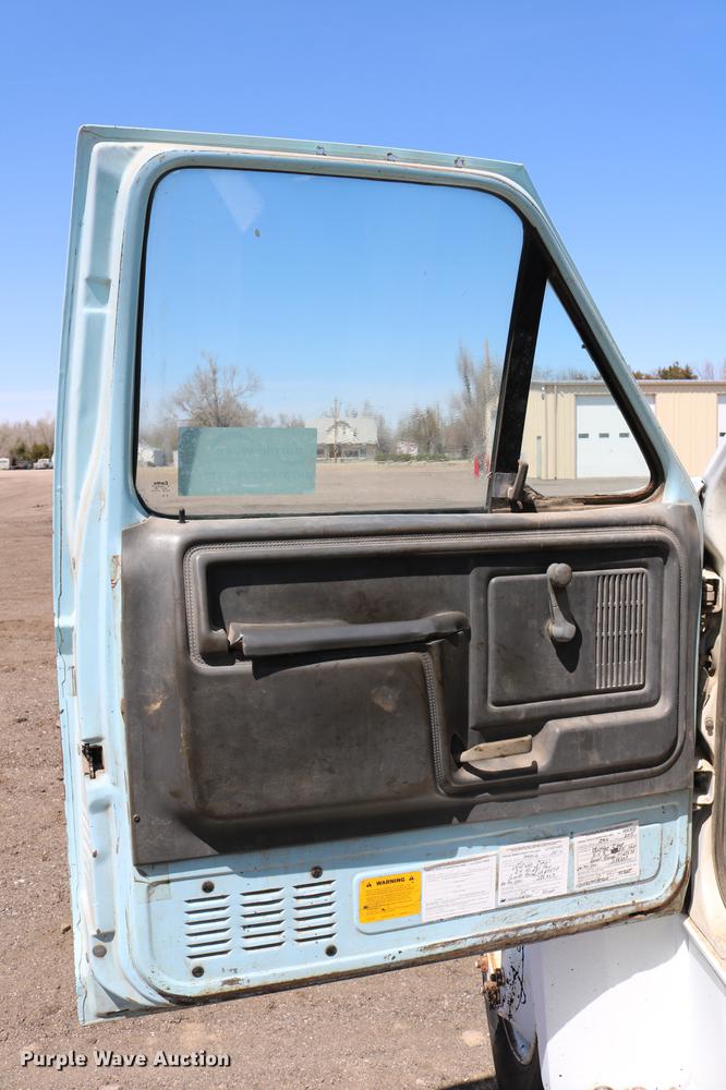 image for item DC7591 1994 Ford F600 oil distribution truck