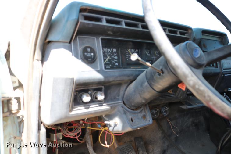 image for item DC7591 1994 Ford F600 oil distribution truck