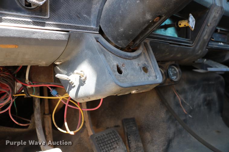 image for item DC7591 1994 Ford F600 oil distribution truck