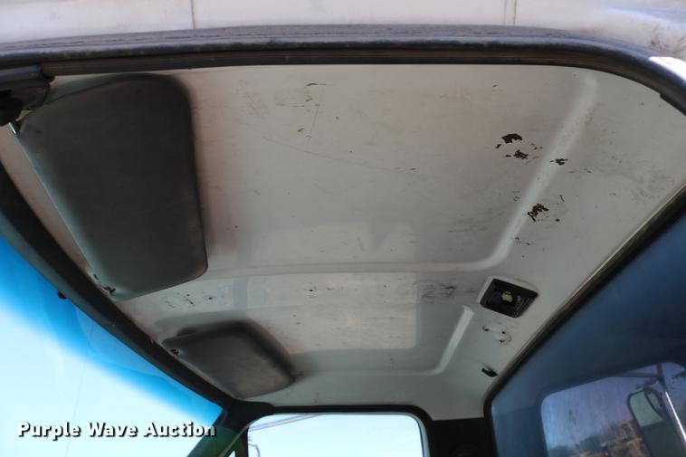 image for item DC7591 1994 Ford F600 oil distribution truck