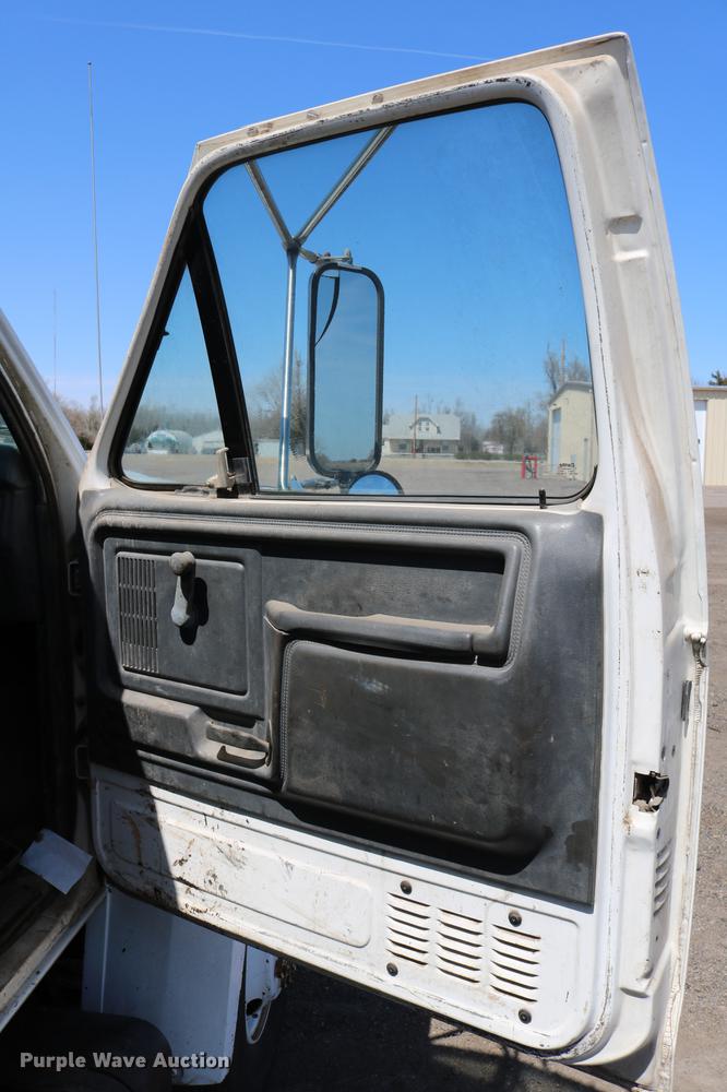 image for item DC7591 1994 Ford F600 oil distribution truck