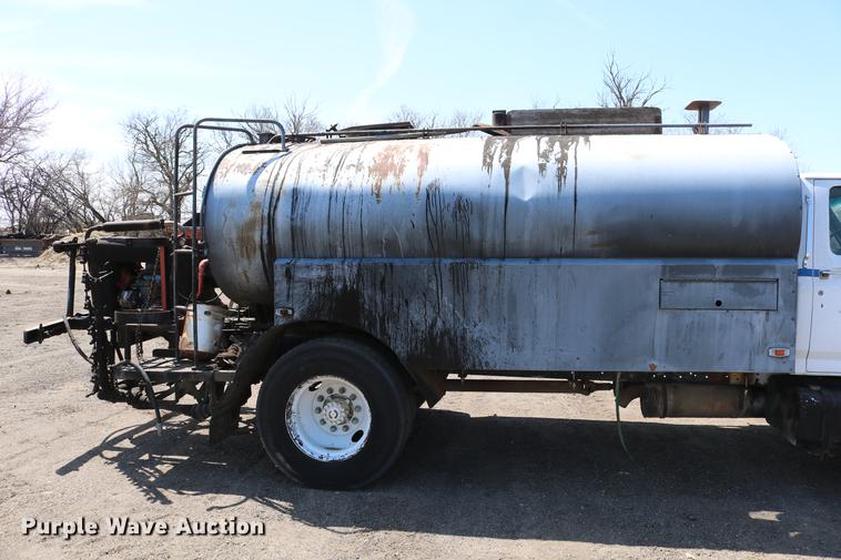 image for item DC7591 1994 Ford F600 oil distribution truck
