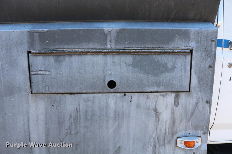 image for item DC7591 1994 Ford F600 oil distribution truck