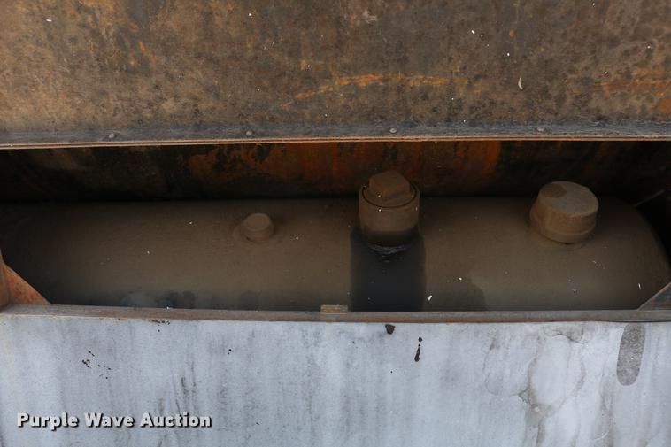 image for item DC7591 1994 Ford F600 oil distribution truck