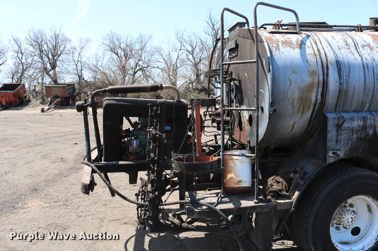 image for item DC7591 1994 Ford F600 oil distribution truck