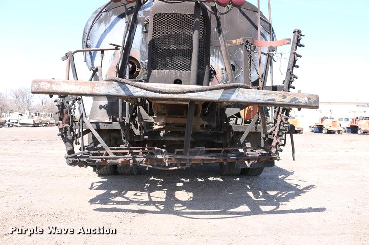 image for item DC7591 1994 Ford F600 oil distribution truck