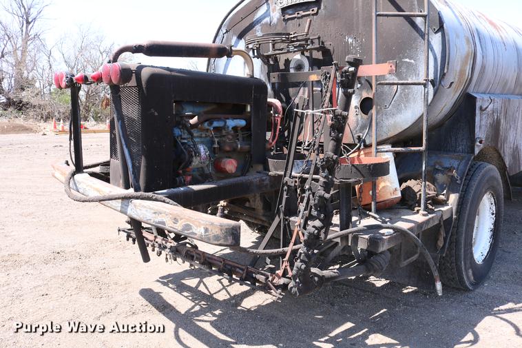 image for item DC7591 1994 Ford F600 oil distribution truck