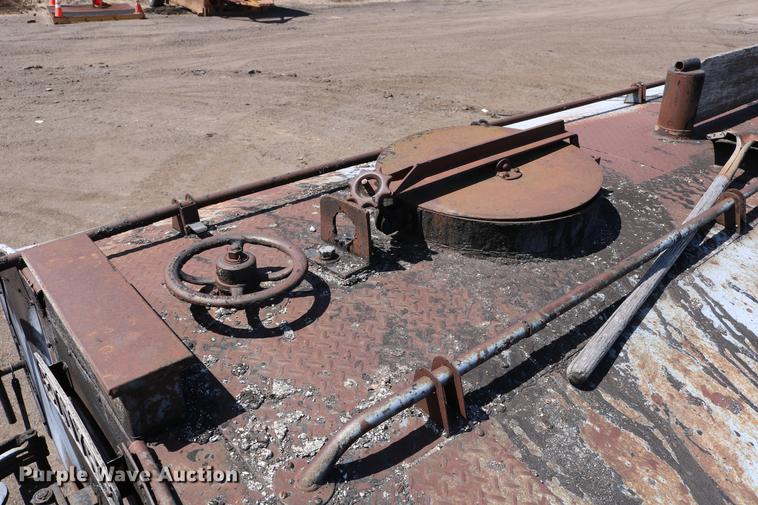 image for item DC7591 1994 Ford F600 oil distribution truck