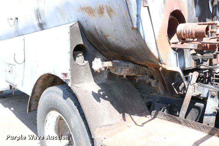 image for item DC7591 1994 Ford F600 oil distribution truck