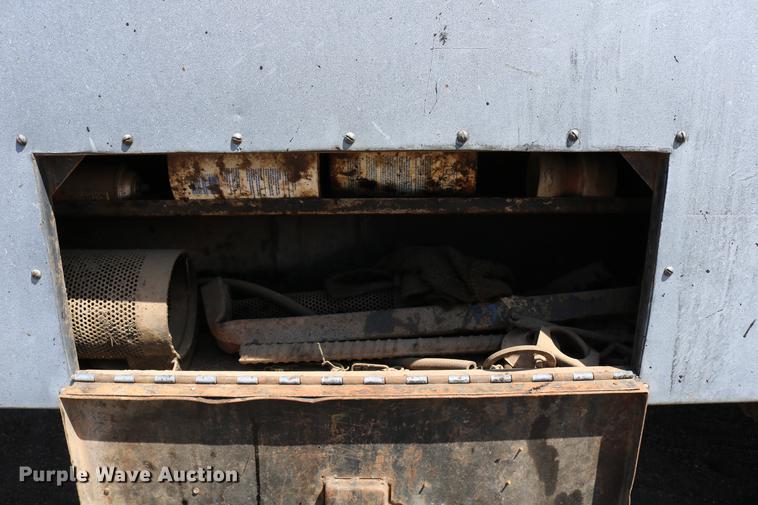 image for item DC7591 1994 Ford F600 oil distribution truck