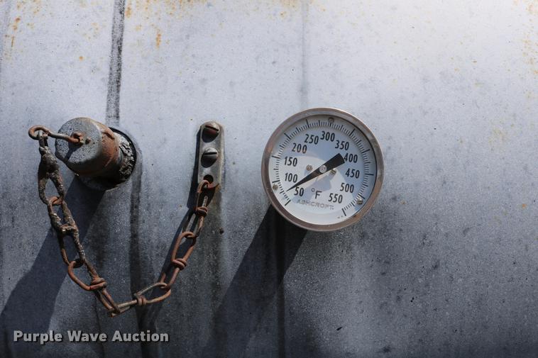 image for item DC7591 1994 Ford F600 oil distribution truck